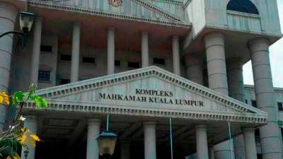 Wanita mengaku tidak bersalah 28 pertuduhan pecah amanah