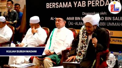 PM Anwar Attends Madani Subuh Lecture with 10,000 Congregants
