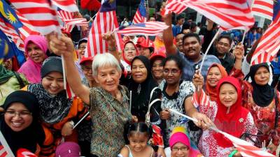 Jalur Gemilang must be displayed correctly with respect – Loke