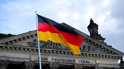 German police launch manhunt after 2 people shot dead