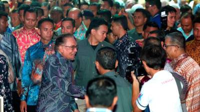 PM Anwar calls on youths to enhance, uphold unity