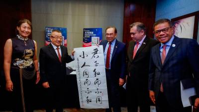 Anwar launches book on Malaysia by renowned Chinese economist Yan Lijin