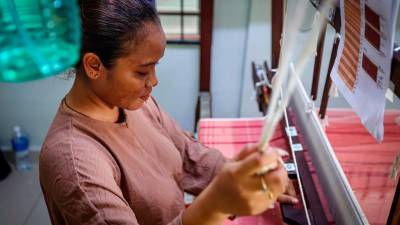 Orang Asli women master Royal Pahang weaving heritage
