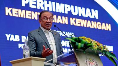 Anwar defends Khazanah’s RM600 million Carcosa restoration investment