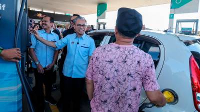 Fahmi tinjau pelaksanaan BUDI95 di Kota Kinabalu, kumpul maklum balas
