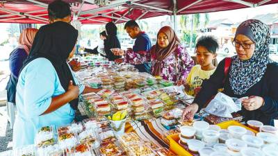 Include small traders in economy plans