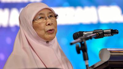 Parents must monitor children’s online activities firmly, says Wan Azizah