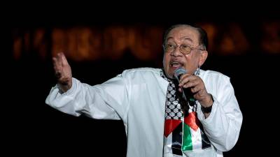 Anwar urges continued global pressure on Israel over Palestine crisis