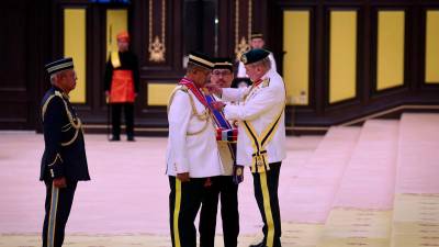 Chief of Defence Force receives PGAT gallantry award from King