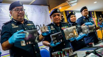 Kastam Perlis rampas ayam beku dan vape bernilai RM1.35 juta