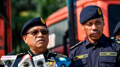 Spike in heavy vehicles hogging fast lane raises alarm