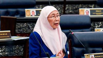 Dr Wan Azizah aids Desa Tun Razak PPR fire victims in Kuala Lumpur