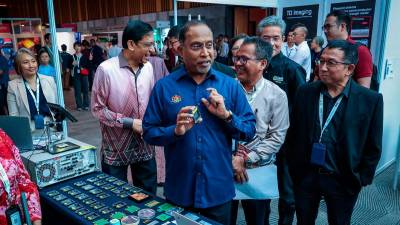 Zambry denies Chinese students taking local university quotas