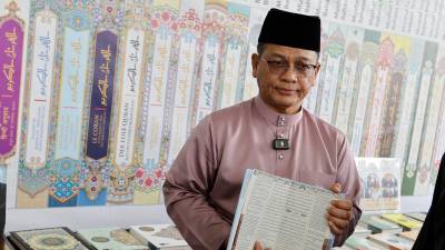 Malaysia sends 20,000 Qur’an copies with Khmer translations to Cambodia
