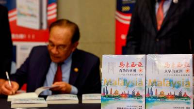 Anwar lancar buku tentang Malaysia karya ahli ekonomi terkenal China