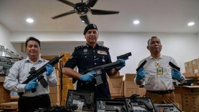 Three foreigners arrested, fake firearms seized in Segambut raid