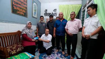 PM Anwar hulur sumbangan kepada pesakit kanser payudara di Kuantan