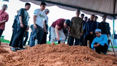 UM student laid to rest as parents serve as mutawifs in Saudi Arabia