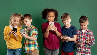 Australia launches ad campaign backing teen social ban