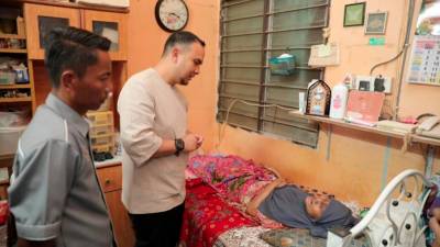 PM Anwar extends contribution to bedridden elderly woman in Pahang