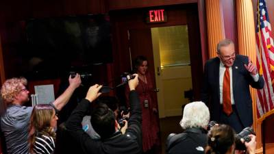 US House approves bill to avert midnight shutdown, sends to Senate