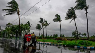 Two dead as cyclone batters Bangladesh and India