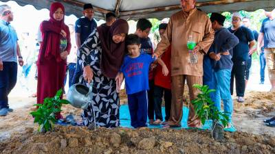 Corporal Mohd Hafizul Izham buried with police honours in Bandar Permaisuri