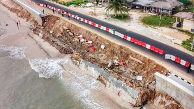 T145 road repair project delayed after embankment collapse near Kampung Tanjung