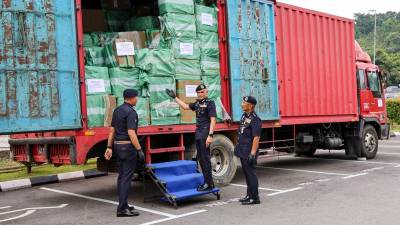 Pemandu lori ditahan dengan rokok haram bernilai RM13.45 juta di Sepang