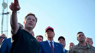 SpaceX fails to repeat Starship booster catch, as Trump looks on