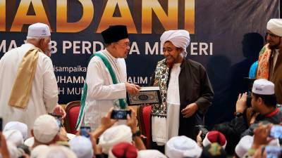 PM Anwar presents Tarim Mushaf to Islamic scholar Al-Habib Umar