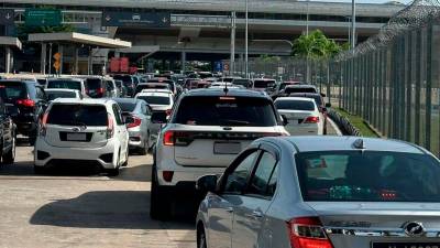 Bukit Kayu Hitam ICQS faces massive holiday rush congestion