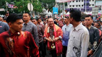 PM Anwar observes Deepavali preparations during Brickfields walkabout