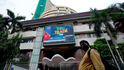 Indian shares fall on Trump tariff threats over Russian oil