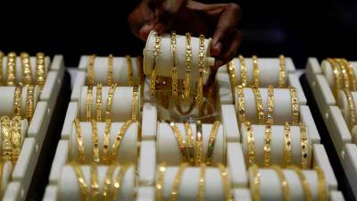 Gold price drops to 3-week low on strong dollar and Fed focus