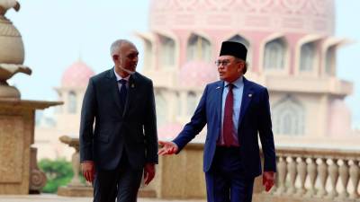 Maldives president accorded official welcome at Perdana Putra