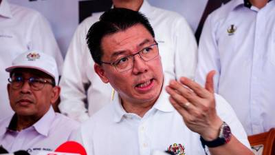 Nga Kor Ming donates SARA aid to orphans in Ipoh shopping trip