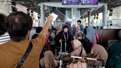 Kuching, KK airports sees hundreds stranded as flights to KLIA cancelled