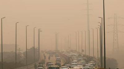 Visibility drops in parts of Delhi as pollution surges