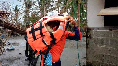 Philippines braces for typhoon Man-yi as Usagi weakens