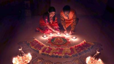 Penganut Hindu sambut Deepavali dengan mandi minyak dan cahaya