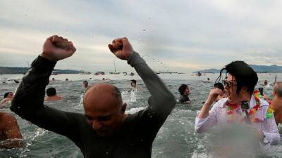 Dutch people dip in icy water to welcome New Year 