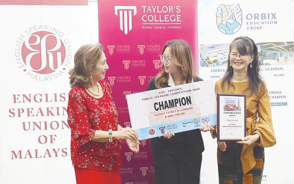 Sia flanked by Tunku Naquiah and Taylor’s pro vice-chancellor and campus director Josephine Tan during the prize presentation ceremony.