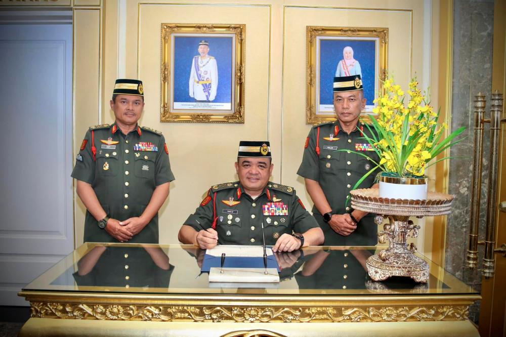 Panglima Tentera Darat Jen Datuk Muhammad Hafizuddeain Jantan (tengah)/Tentera Darat Malaysia FB