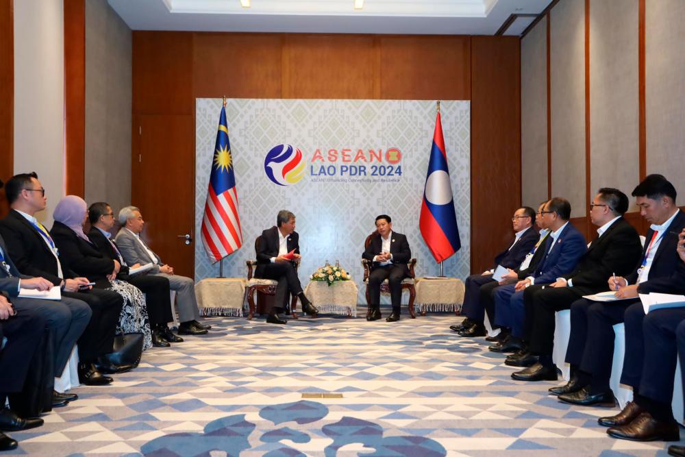 Menteri Luar berunding dengan rakan sejawatan dari Laos, Vietnam untuk tingkat hubungan