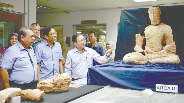 CGAR director Prof Dr Stephen Chia Ming Soon (right) briefing Tourism, Arts and Culture Ministry Secretary-General Datuk Roslan Abdul Rahman (left) and USM vice-chancellor Prof Datuk Seri Abdul Rahman Mohamed on the artefacts on display at CGAR. – MASRY CHE ANI/THESUN