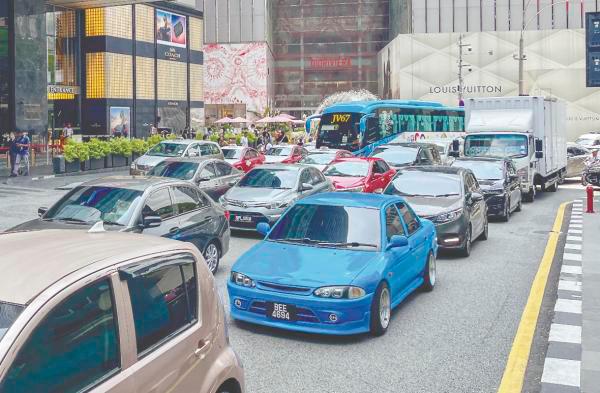 Law said commuters spend 352 minutes a day stuck in congestion in Jalan Sungai Besi, 288 minutes in Jalan Kuching, 224 minutes in Jalan Klang Lama and 234 minutes in Jalan Sultan Azlan Shah. – AMIRUL SYAFIQ/THESUN