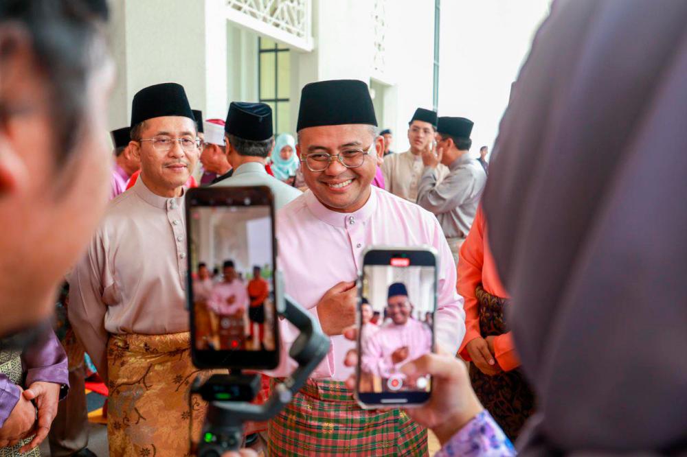 Selangor Menteri Besar Datuk Seri Amirudin Shari (centre)/Amirudin Shari FB