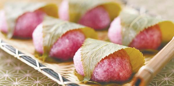 $!Traditional Japanese rice cakes filled with sweet red bean paste. – PIC FROM YOUTUBE @JPHOMECOOK