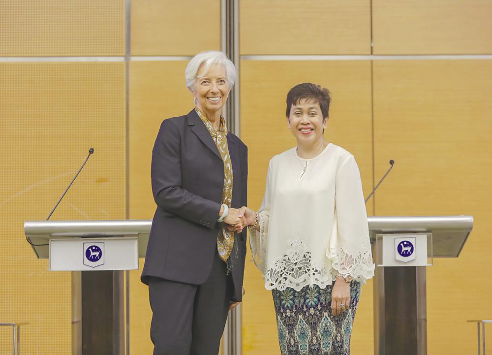 Lagarde (left) with Bank Negara Malaysia governor Datuk Nor Shamsiah Mohd Yunus after a press conference at Sasana Kijang today. – Asyraf Rasid/THESUN